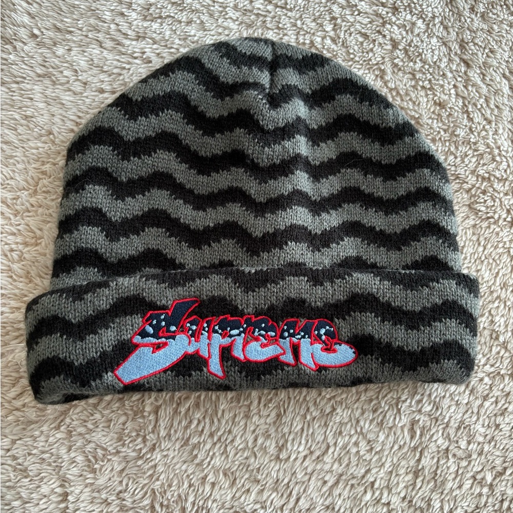Supreme New w/o tags. Husband bought in London and my girls didn’t like it.